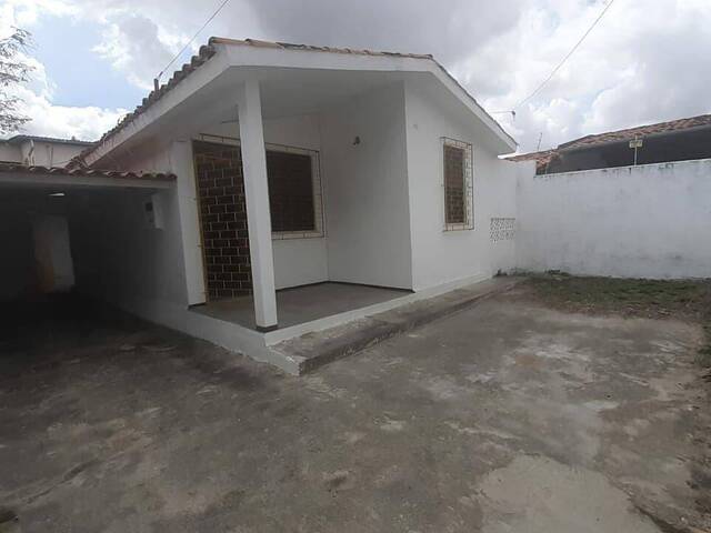 #1317 - Casa para Venda em Feira de Santana - BA - 2